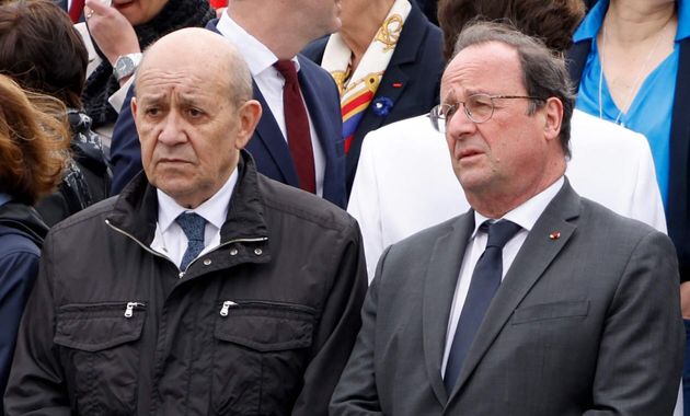 François Hollande et Jean-Yves Le Drian lors de la cérémonie du 8 mai 2022, à Paris.