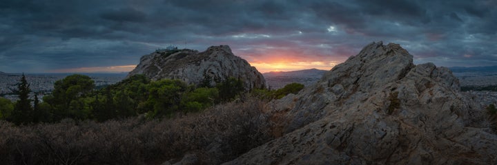 Βραδινή άποψη της πόλης από την κορυφή του λόφου του Λυκαβηττού. 