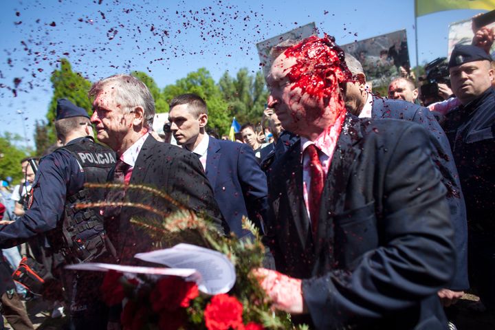 ポーランドのワルシャワで赤いペンキをかけられるロシアのセルゲイ・アンドレーエフ駐ポーランド大使（2022年5月9日撮影）