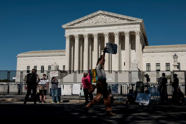アメリカ連邦最高裁判所。中絶権を擁護するデモ隊が活動している（5月9日）