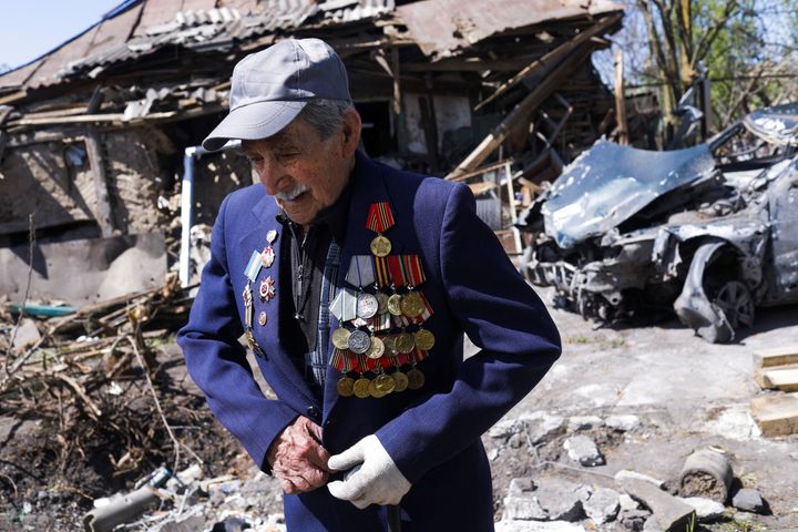 Ο 97χρονος βετεράνος του Β' Παγκοσμίου Πολέμου, Ιβάν Λισουν έχει φορέσει το κουστούμι και τα μετάλλια του ενώ βρίσκεται μπροστά από τα συντρίμμια του σπιτιού του στο κοντά στο Χάρκοβο. 