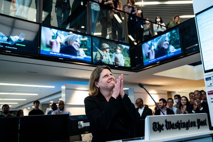 Η Σάλη Μπάζμπι, αρχισυντάκτρια της Washington Post, γιορτάζει την νίκη. 