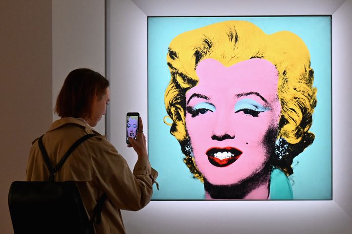 なぜ？マリリン・モンローの肖像画が約250億円で落札。プレミアがつい