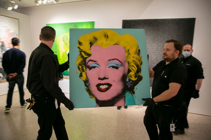 Ο πίνακας του 1964 «Shot Sage Blue Marilyn» του Άντι Γουόρχολ στον εκθεσιακό χώρο του Οίκου δημοπρασιών Christie's στη Νέα Υόρκη, την Κυριακή 8 Μαΐου 2022.