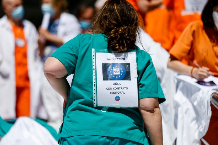 Protesta sanitaria en las puertas del Hospital Gregorio Marañón de Madrid, el 6 de mayo. Varias plataformas han convocado una huelga indefinida a partir del 10 de mayo contra la temporalidad.