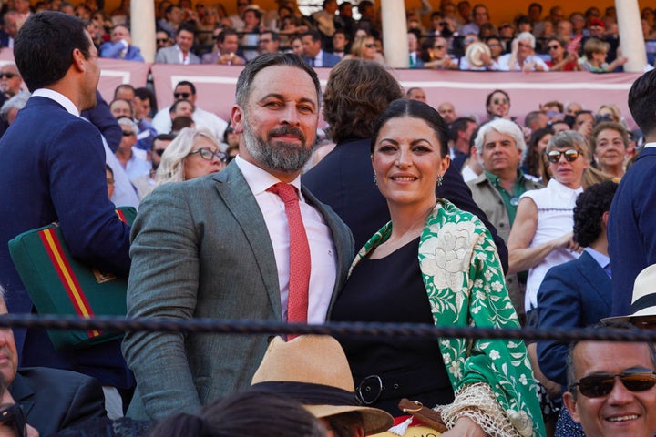 Santiago Abascal y Macarena Olona, en los toros en Sevilla.