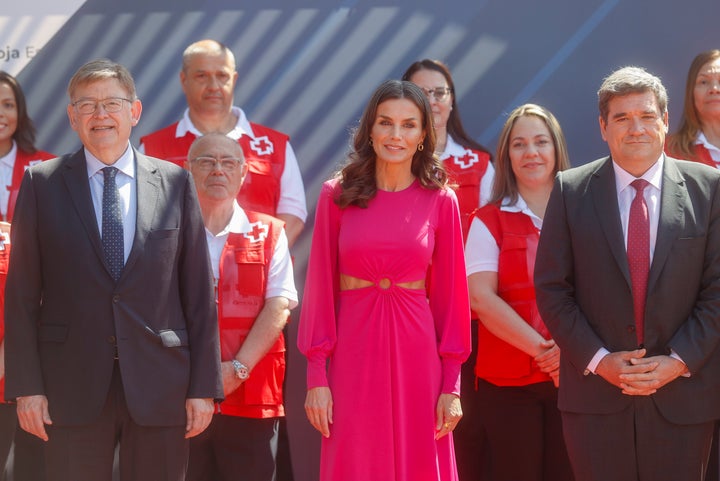 La reina Letizia, en la imagen, junto al presidente Ximo Puig y al ministro Jose Luis Escrivá (dcha), entrega las condecoraciones de Cruz Roja 2022.
