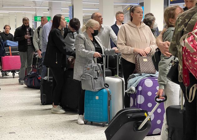 Des passagers en attente à l'aéroport de Manchester, le 5 avril 2022. 