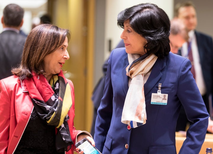 La ministra de Defensa, Margarita Robles, conversando con Esperanza Casteleiro Llamazares, la nueva directora del CNI