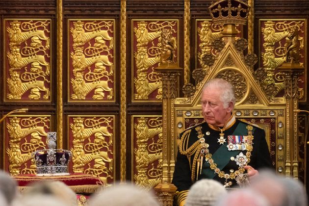 Le prince Charles regarde la couronne d'Elizabeth II durant son discours du trône devant le Parlement britannique, le 10 mai 2022.