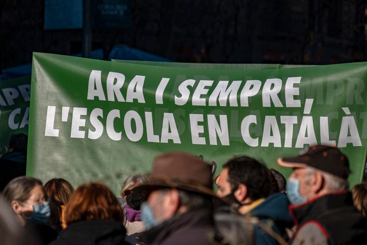 Pancarta en contra de la sentencia que obliga a impartir el 25% de las clases en castellano en Cataluña.