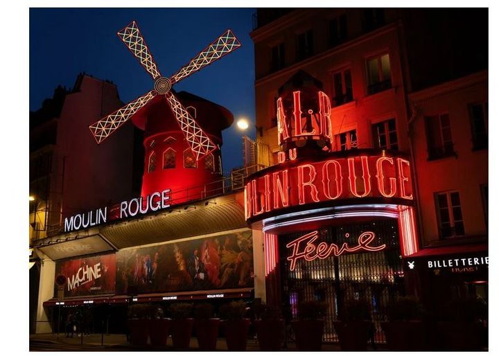 Το Moulin Rouge (Μουλέν Ρουζ), ιδρύθηκε το 1889 και αποτελεί σημείο ορόσημο του Παρισιού για περισσότερα από 130 χρόνια.