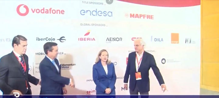 El momento en que Calviño abandona la foto.