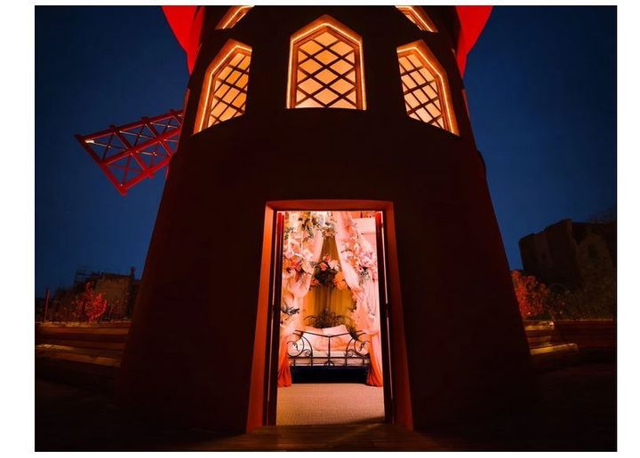 Οι ταξιδιώτες μπορούν να μείνουν μέσα στον κόκκινο ανεμόμυλο στην κορυφή του Moulin Rouge, όπου 80 χορευτές βρίσκονται επι σκηνής κάθε βράδυ.