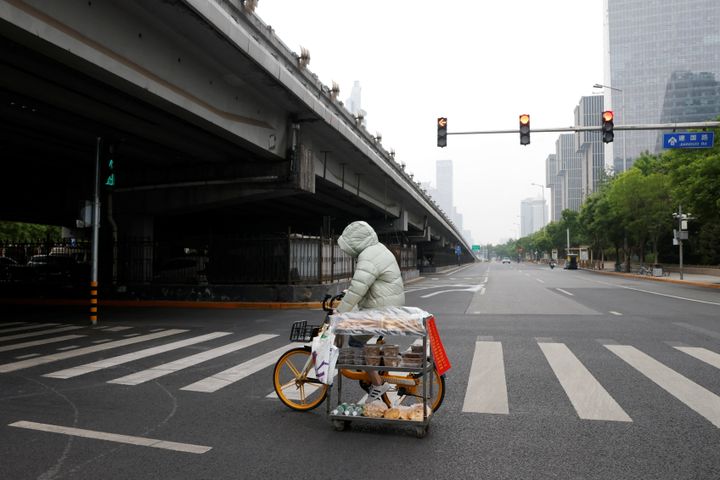 Ένα άτομο οδηγεί ένα κοινόχρηστο ποδήλατο με ένα καρότσι γεμάτο με τρόφιμα προς πώληση, στην Κεντρική Επιχειρηματική Περιοχή (CBD) εν μέσω της επιδημίας της νόσου του κοροναϊού (COVID-19) στο Πεκίνο, Κίνα, 10 Μαΐου 2022.