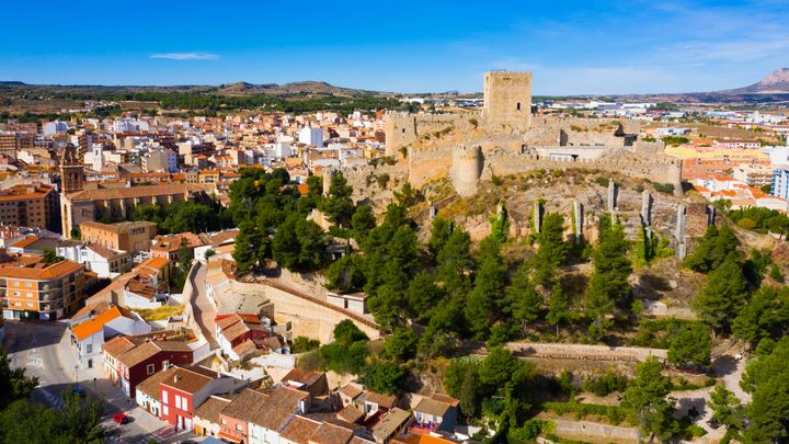 Vista aérea de Almansa con el castillo dominando la imagen.