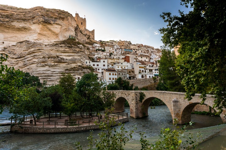 El pueblo de Alcalá del Júcar se extiende por la ladera de la montaña y es coronado por un castillo.