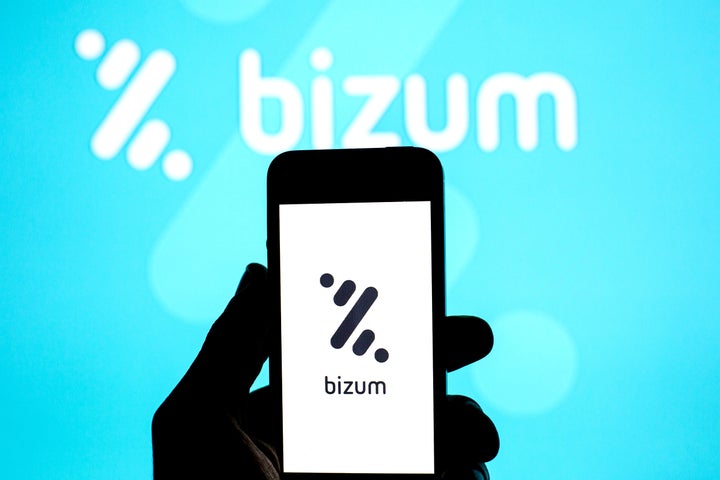 Un móvil con el logo de Bizum.