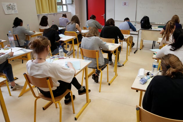 Dates, épreuves, spécialités... Tout ce qu'il faut savoir sur le bac 2022 (Photo d'élèves pendant leur bac blanc en 2018 par REUTERS/Benoit Tessier)