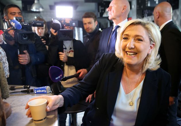 Marine Le Pen, ici lors d'une visite dans un marché aux puces à Hénin-Beaumont (Pas-de-Calais),...