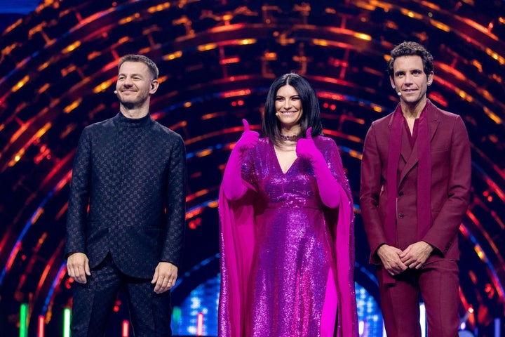 Alessandro Cattelan, Laura Pausini y Mika en la primera semifinal de Eurovisión 2022.
