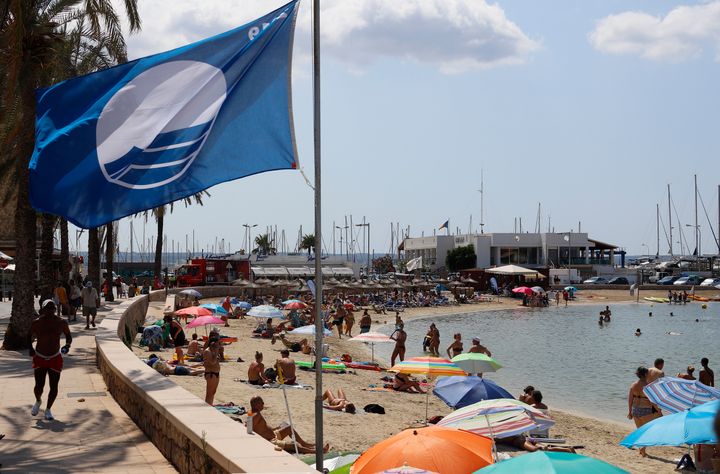 Una bandera azul ondeando en Cala Estancia, en Mallorca, en 2019.