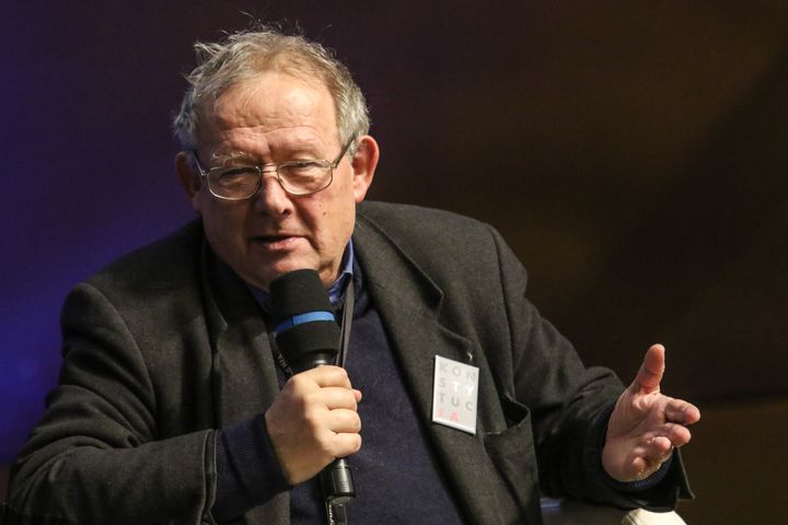 El periodista polaco Adam Michnik en un debate en 2019.
