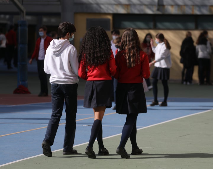 Varios niños y niñas en un patio de colegio de Madrid, en febrero de 2022.