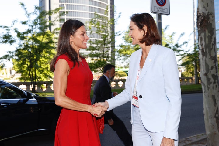 Letizia saluda a Reyes Maroto en la foto original distribuida por Casa Real.