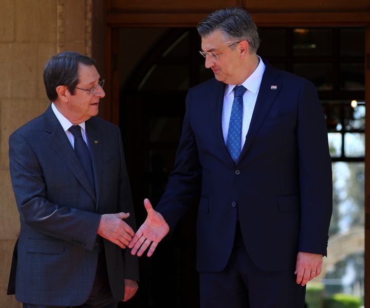 Ο πρόεδρος της Κύπρου Νίκος Αναστασιάδης, αριστερά, δίνει τα χέρια με τον Πρωθυπουργό της Κροατίας Αντρέι Πλένκοβιτς πριν από τη συνάντησή τους στο προεδρικό μέγαρο στην πρωτεύουσα Λευκωσία. Κύπρος, Τετάρτη 11 Μαΐου 2022.