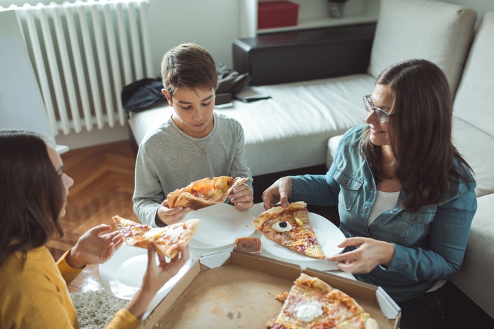 Rencontre pour la première fois ?  Gardez-le décontracté.  Pensez: Le nouveau film Marvel sur Disney + et une pizza à la maison où vous avez la chance de parler et d'apprendre à vous connaître.