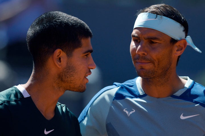 Alcaraz y Nadal se miran durante su enfrentamiento en el pasado Mutua Madrid Open