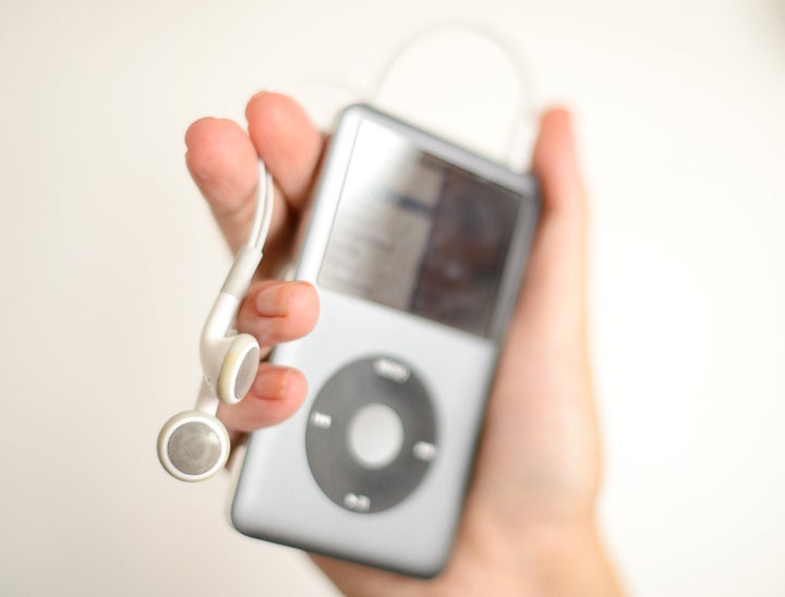 Reproductor de música iPod con auriculares.