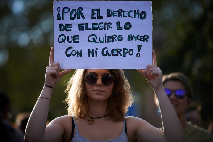 Foto de archivo de una mujer en una manifestación a favor del aborto.