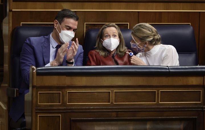 Sánchez, Calviño y Díaz conversan en el Congreso