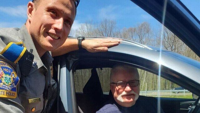 Cop Born In Poland Helps Former Polish President Lech Walesa With Flat Tire.jpg