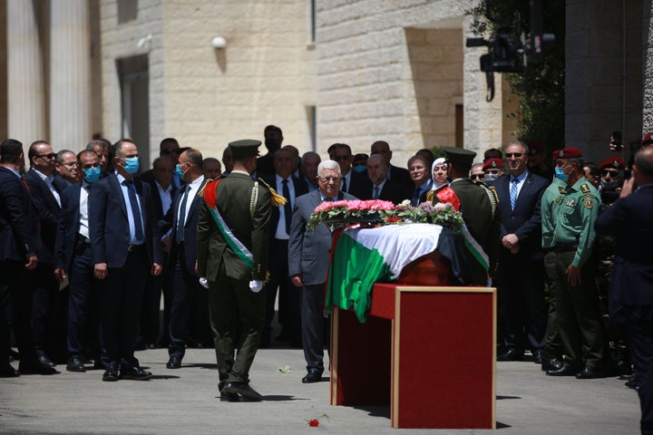 الرئيس الفلسطيني محمود عباس يحضر جنازة صحفية الجزيرة المخضرمة شيرين أبو عقله في مقر الرئاسة الفلسطينية في رام الله ، الضفة الغربية ، 12 مايو ، 2022. قُتل أبو عقلة ، 51 عامًا ، أثناء تغطيته غارة إسرائيلية في جنين.