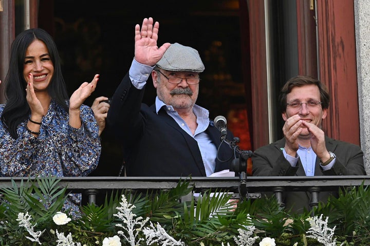 El actor Antonio Resines (c) lee el pregón de las Fiestas de San Isidro 2022 acompañado por el alcalde de Madrid, José Luis Martínez-Almeida (d); y la vicealcaldesa, Begoña Villacís (i), este jueves en Madrid. EFE/ Fernando Villar