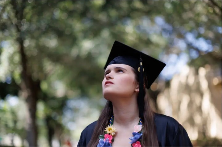 言葉を話さない自閉症の学生が 卒業式でスピーチ 感動と勇気を与えたメッセージとは ハフポスト World 言葉を話さない自閉症の学生が 卒業式でスピーチ 感動と勇気を与えたメッセージとは ハフポスト World