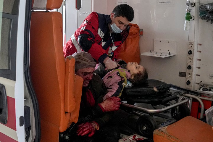 Un paramédico asiste en una ambulancia a una niña y a su padre, heridos en un bombardeo ruso en Mariupol el 27 de febrero pasado.