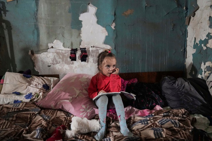Una niña pinta en un refugio improvisado en Mariupol, el 7 de marzo.