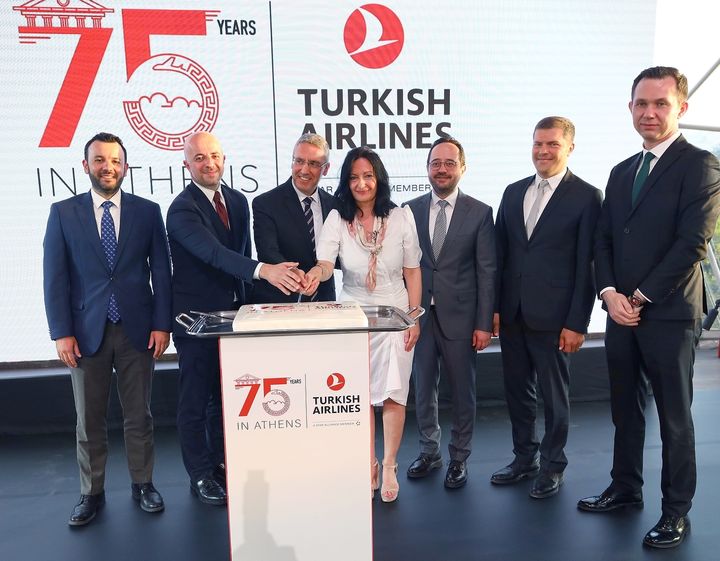 Η Ιωάννα Παπαδοπούλου με τον πρέσβη της Τουρκίας στην Ελλάδα και στελέχη της Turkish Airlines