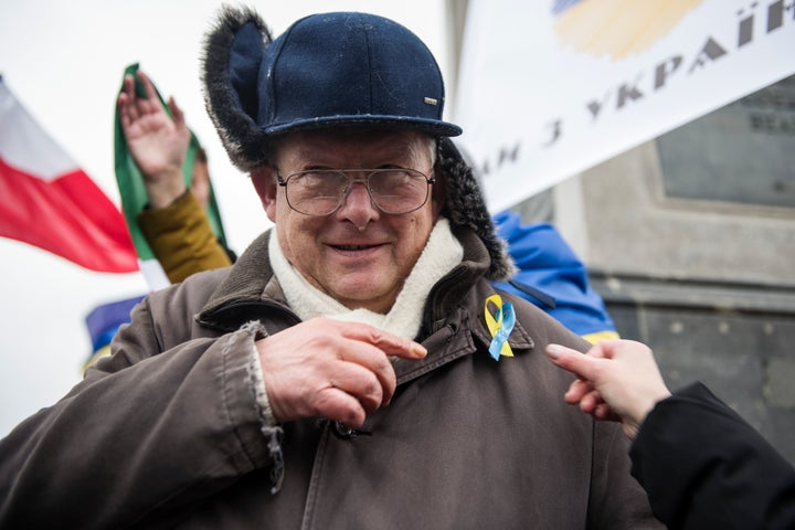 Adam Michnik, en una protesta en Varsovia a favor de Ucrania.