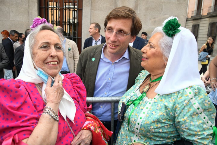 José Luis Martínez Almeida, fotografiado ayer con dos chulapas en la proclamación de las fiestas de San Isidro.