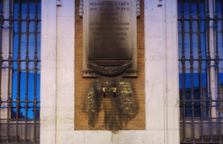 Queman la corona y la placa a los Héroes del Dos de Mayo de la Real Casa de Correos.