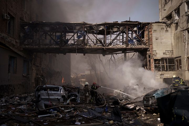 Bomberos trabajan para extinguir varios incendios tras un ataque ruso en Járkov, Ucrania, el sábado 16 de abril de 2022.