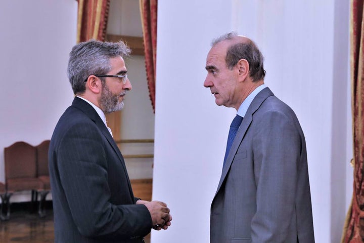El negociador jefe de Irán, Alí Baqeri (i), en una reunión en Teherán con Enrique Mora (d).