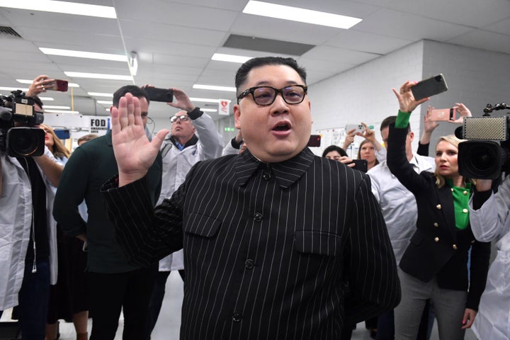 تسبب رجل ينتحل شخصية الزعيم الكوري الشمالي كيم جونغ أون يوم الجمعة في تعطيل الحملة الانتخابية الأسترالية عندما اقتحم حدثًا كان رئيس الوزراء سكوت موريسون يحضره مع المشرعة غلاديس ليو.