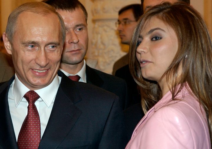 2004 - Präsident Vladimir Putin, links, spricht mit der Turnerin Alina Kabaeva beim Kreml-Bankett in Moskau, Russland. 