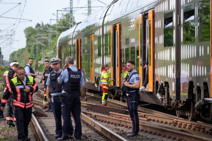 Policías vigilan el tren donde se produjo el ataque 